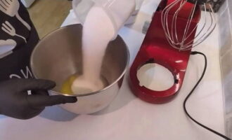 Как приготовить трайфлы в стаканчиках в домашних условиях? Для бисквитных коржей в чашу миксера разбиваем яйца и засыпаем сахарным песком.