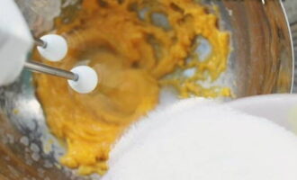 Как приготовить крем пломбир для торта в домашних условиях? Готовку начинаем с отделения белков от желтков. При помощи миксера, постепенно увеличивая мощность, взбиваем желтки до однородности и после постепенно вводим сахар-песок (не выключая миксер).