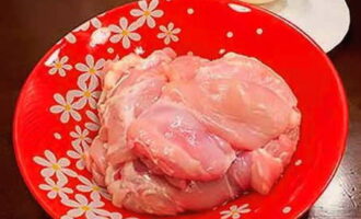 Как приготовить курицу с картошкой в мультиварке? Курицу тщательно ополаскиваем под струей воды, отделяем мясо от костей и обсушиваем при помощи бумажных полотенец.