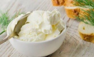 крем-сыр доводят до вкуса, добавляя различные ингредиенты – острые, соленые или сладкие, а сыворотку можно использовать для приготовления блинчиков. 