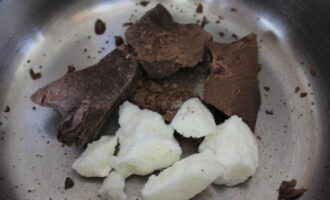Какао и какао-масло выкладываем в небольшую кастрюлю.
