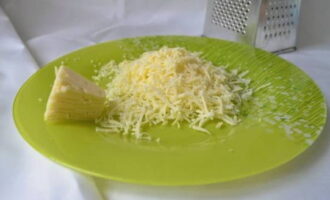 Крабовые палочки в кляре на сковороде приготовить очень просто. Твердый сыр натираем на терке с крупными или средними зубчиками.
