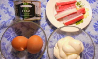 Как приготовить простой и вкусный салат из морской капусты? Подготовим необходимые продукты. Яйца заранее отвариваем и даем им остыть.