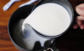 Вливаем необходимое количество молока в любую жаропрочную посуду. Включаем плиту и ставим на нее емкость с жидкостью. Слегка подогреваем молоко, чтобы оно стало теплым.