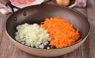 Как приготовить фаршированный перец половинками в духовке? Займемся обработкой лука и моркови. Снимаем с головок лука шелуху и стараемся как можно мельче нарезать его. Срезаем с моркови верхний слой и обрезаем тот конец, к которому крепится плодоножка. Промываем морковь в проточной воде очень тщательно, чтобы не оставалось грязи. Натираем на крупной терке.