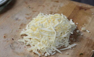 Для того, чтобы приготовить ленивые хачапури с сыром на сковороде, необходимо выбирать соленые сыры. Итак, сначала натираем на мелкой терке необходимое количество сыра.