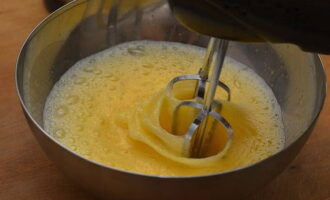 Классическое бисквитное тесто очень легко приготовить в домашних условиях. Белки отделяем от желтков. Желтки взбиваем на большой скорости с половиной обычного сахара и чайной ложкой ванильного. На это уйдет около 5-7 минут.