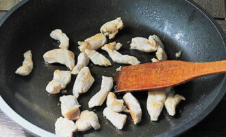 Как приготовить лапшу вок с курицей и овощами в домашних условиях? Куриное филе режем мелкими кусочками и обжариваем в масле до румянца.