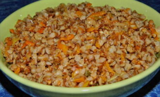 Перекладываем лук и морковь из сковороды в свободную емкость и добавляем к ним гречку. Перемешиваем ингредиенты. Гречневый фарш готов.