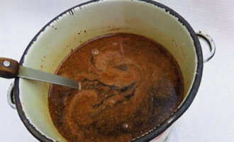 Остывшую воду из казана переливаем в кастрюлю. Дополняем солью, сахаром, уксусом, соевым соусом и молотыми перцами. Тщательно вымешиваем.