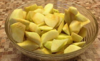 Яблоки очистите от кожуры, нарежьте дольками и полейте лимонным соком, чтобы не потемнели.