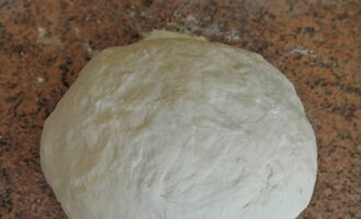 Далее добавляем пшеничную муку и замешиваем тесто. Оно должно отлипать от рук.