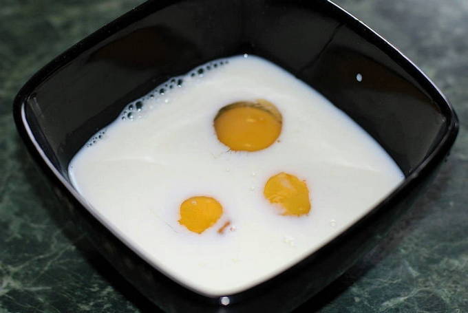 Батон жареный с молоком и яйцом