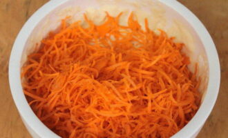 Натираем на этой же терке очищенную и вымытую морковь в отдельную емкость.