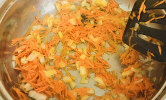 Прогреваем сковороду с растительным маслом. Погружаем сюда подготовленные овощи и пассеруем их пару минут.