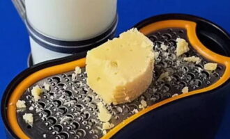 Сыр твердых сортов натираем на терке.