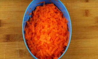 Одну морковку очищаем и натираем на крупной терке.
