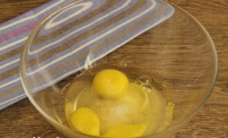 В глубокой емкости соединяем яйца, соль, сахарный песок – тщательно перемешиваем при помощи венчика.