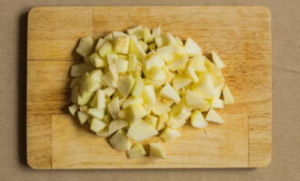 Яблоки также промываем, очищаем от кожуры, вырезаем сердцевину и нарезаем кубиками чуть покрупнее, чем сельдерей. При желании, всё можно нарезать тонкой соломкой.