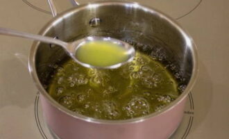 Масса должна соответствовать пробе «мягкий шарик». В конце добавляем лимонный сок. Снова кипятим, убираем с огня и даем остыть до 30-60 градусов.
