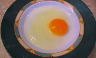 В отдельную тарелку разбиваем яйцо, подсаливаем и взбиваем при помощи вилки либо венчика.