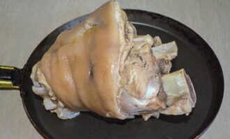 Вынимаем мясо из бульона, когда оно станет мягким, но не будет отходить от костей при лёгком прикосновении.