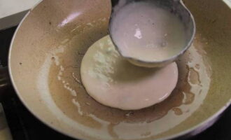 На сковороде разогреваем растительное масло без запаха. Ложкой выкладываем тесто в горячее масло в виде круглых оладий. 