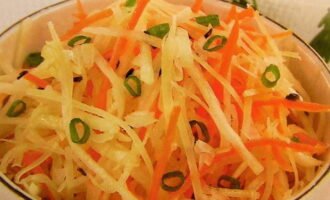 Выбираем красивый салатник подходящего размера и выкладываем в него тертую морковь, редьку и нарезанный зеленый лук. Тщательно перемешиваем салат и солим по вкусу.