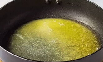 В сковороде растапливаем сливочное масло.