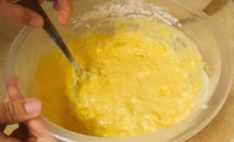 После этого в опару добавляем яйца, теплое молоко, соль и пару столовых ложек муки. Перемешиваем. 