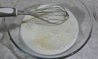 Заранее достаем из холодильника яйцо и кефир. Для того, чтобы ингредиенты лучше взаимодействовали между собой и блюдо получилось качественным, продукты должны полежать в условиях комнатной температуры. Вбиваем яйцо в глубокую тарелку с помощью ножа и посыпаем его сыром, солью и перцем. Следом выливаем кефир. Теперь ингредиенты необходимо смешать (вилкой, венчиком или миксером).