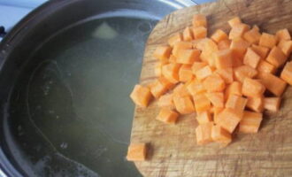 Следом выкладываем морковь. Ее также разделываем кубиками.