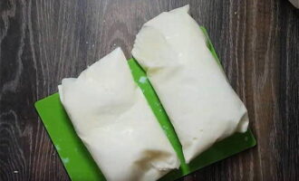 Сыр из кефира можно легко приготовить в домашних условиях. Для сыра, кефир прямо в пакетах заранее заморозьте, чтобы он стал каменным. Минимальное время заморозки – 8–10 часов. Затем пакеты с замороженного кефира снимите.