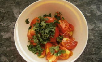 Как приготовить вкусный салат с моцареллой и помидорами? Овощ нарежьте дольками, выложите в миску. Добавьте измельченную петрушку.