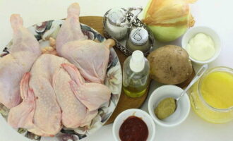 Курицу помойте, картофель очистите и отмерьте все остальные ингредиенты для блюда.