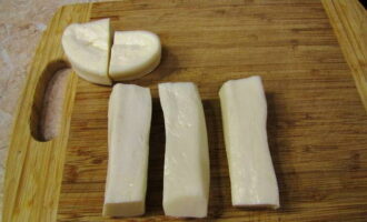 200 грамм сыра разрезаем на полоски, толщиной около полутора сантиметра. 