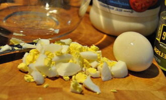 После того как яйца остынут, очищаем их и нарезаем соломкой или небольшими кубиками.