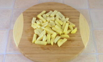 Картофель также промываем, очищаем и нарезаем небольшими кусочками.