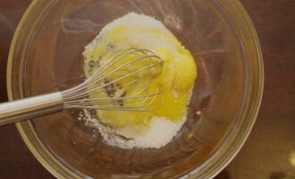 Вливаем к рису молоко высокой жирности и провариваем массу около 5-7 минут. На рабочую поверхность стола ставим две емкости с глубоким дном. В одну помещаем белки, а в другую – желтки яиц. Всыпаем к желткам сахар и взбиваем ингредиенты до появления белой пены.