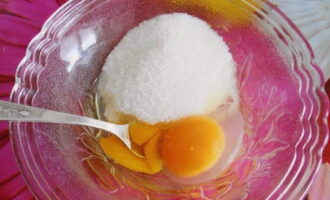 В это время взбиваем два яйца с еще 50 граммами сахара и солью.
