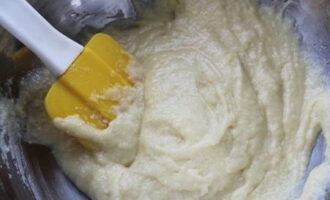 Вымешиваем тесто до однородности. Сюда же добавляем ваниль и лимонную цедру.