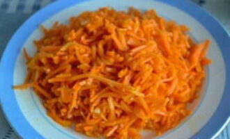 Корейскую морковь режем на более мелкие кусочки.