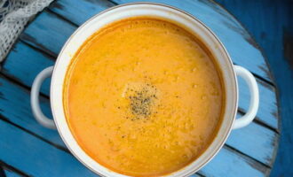 Пробиваем готовый суп погружным блендером, пока он не будет похожим на пюре. Затем добавляем соль и чёрный молотый перец.