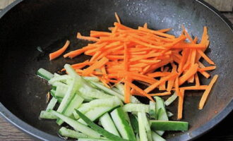 Убираем перец и следом томим соломку из огурцов и моркови.