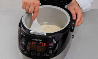 Переливаем тесто в чашу мультиварки. Выпекаем десерт 35 минут при температуре 120 градусов. Также подойдет специальный режим для выпечки.