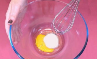 Как испечь плюшки с сахаром в духовке? В миске смешиваем венчиком одно яйцо, ванильный сахар, 30 грамм сахара из общего количества и соль.