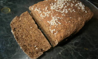 Аппетитный и полезный ржаной хлеб в домашних условиях готов. Нарезайте его ломтиками и пробуйте!