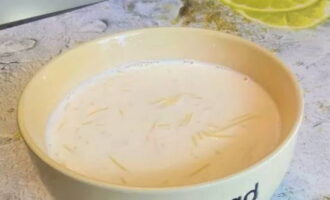 Детский молочный суп с вермишелью готов. Делите его на порции и подавайте к столу!
