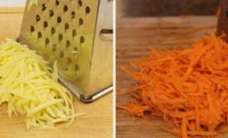 Морковку и твердый сыр так же измельчаем при помощи терки.