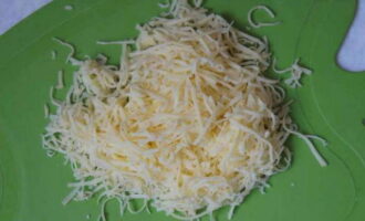Твердый сыр натираем на крупной терке.